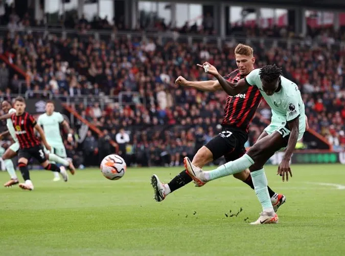 VIDEO: Nicolas Jackson dứt điểm như gã hề, CĐV Chelsea chỉ biết lắc đầu ngao ngán 1