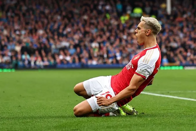 Leandro Trossard tỏa sáng giúp Arsenal giành trọn 3 điểm - Ảnh: Internet