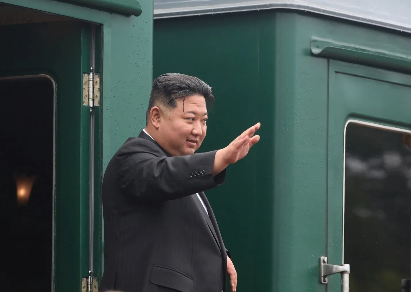 Tin thế giới sáng 18/9: Ông Kim Jong-un khởi hành về Triều Tiên | Quan chức cảnh sát Mỹ bị bắn chết khi đang làm nhiệm vụ