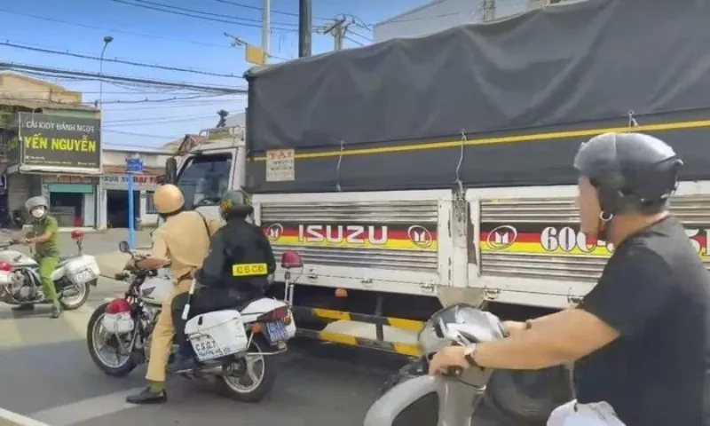 Điểm tin chiều 19/9: Truy bắt nhóm người chém Trưởng công an xã | Cảnh sát truy đuổi 10km chặn 'xe tải điên' 2