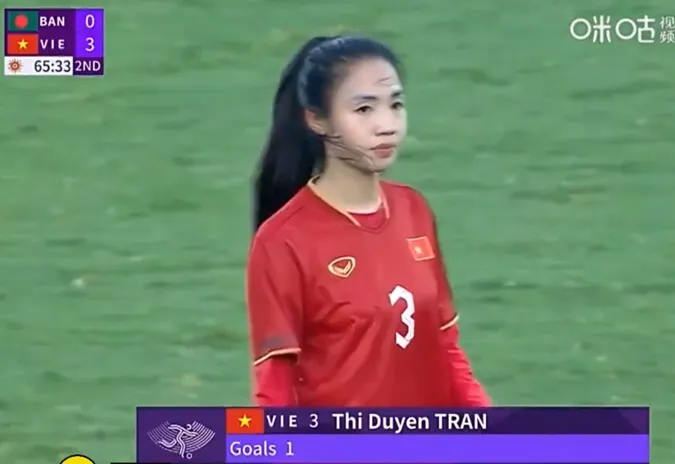 Trần Thị Duyên điền tên mình trên bảng điện tử.