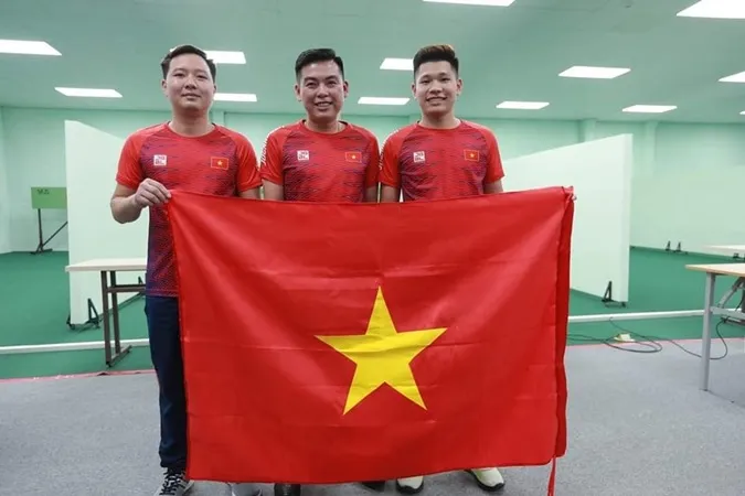 Ngô Hữu Vương (trái) xuất sắc giành tấm huy chương Bạc đầu tiên cho Việt Nam - Ảnh: Internet