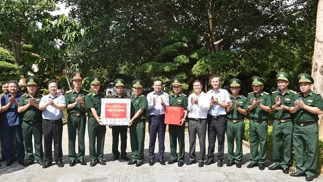 Phó Thủ tướng Trần Lưu Quang tặng quà cho lực lượng biên phòng, các lực lượng chức năng đang làm nhiệm vụ tại vùng đất biên cương của Tổ quốc - Ảnh: VGP 