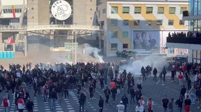 CĐV Ajax đập phá sân nhà đội bóng con cưng - Ảnh: Internet