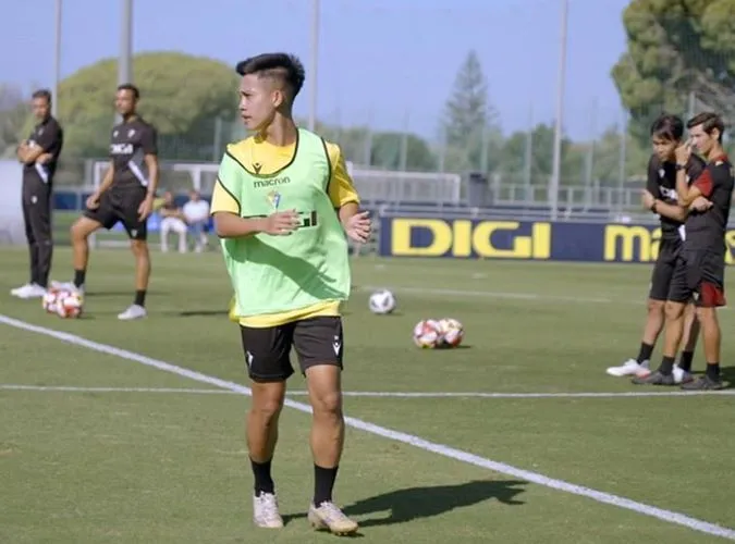 Hoàng Vĩnh Nguyên ghi 4 bàn trên sân tập, khiến cầu thủ lẫn chủ tịch Cadiz ngỡ ngàng 1