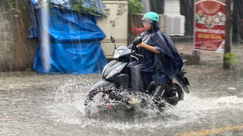 Mưa lớn cả ngày, nhiều tuyến đường TPHCM chìm trong biển nước 1