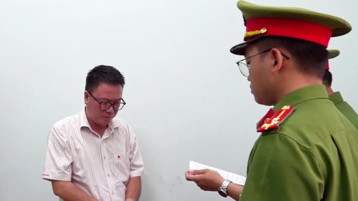 Cơ quan cảnh sát điều tra Công an tỉnh Trà Vinh đang tống đạt các quyết định đối với Lê Hoàng - Ảnh: PHẠM HƠN