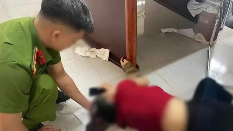 Khởi tố người chồng đâm vợ trọng thương khi đến tòa hòa giải ly hôn 1