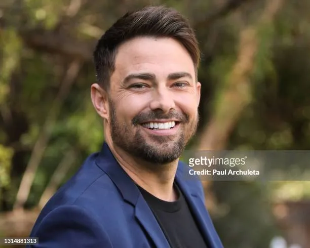 Jonathan Bennett nhắc nhở người dùng Tinder 