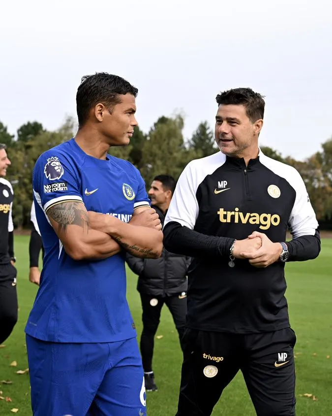 Pochettino trỏ chuyện cùng trung vệ Thiago Silva. Ở tuổi 39, sao tuyển Brazil vẫn đang là chốt chặn đáng tin cậy nhất nơi hàng phòng ngự Chelsea và gần như không thể bị thay thế - Ảnh: Internet