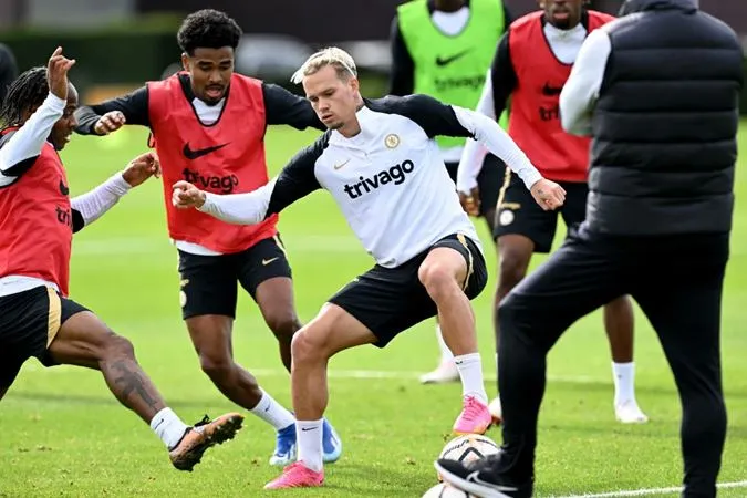 Các cầu thủ Chelsea đang tập luyện hăng say để chuẩn bị cho trận đấu cuối tuần này với Burnley. Đây được cho là cơ hội tốt để thầy trò Pochettino kéo dài chuỗi trận thắng tại Ngoại hạng Anh lên con số 2 - Ảnh: Internet