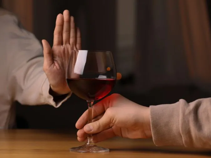 7 cách từ chối uống rượu khéo léo, “được lòng” người 2