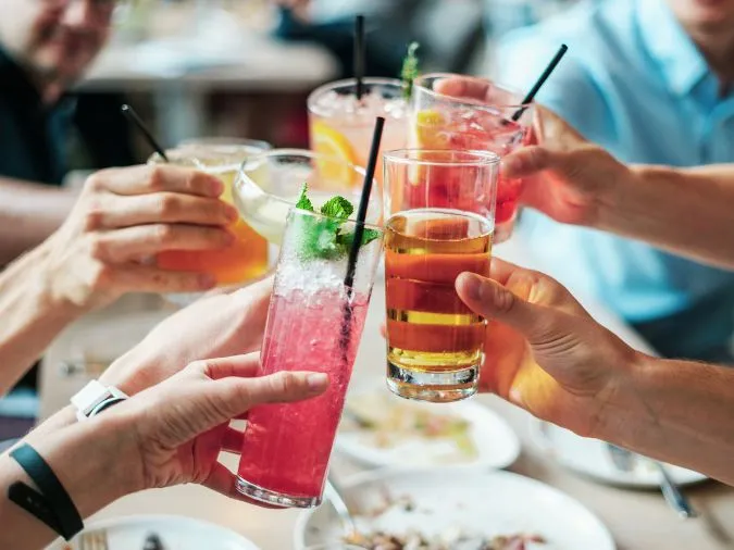 7 cách từ chối uống rượu khéo léo, “được lòng” người 3