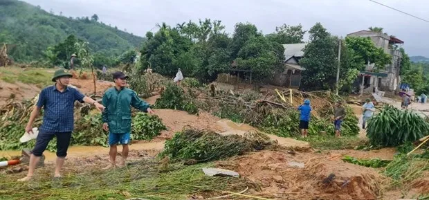 Mưa lớn cũng làm sạt lở nhiều điểm trên tuyến tỉnh lộ 163, gây ách tắc giao thông trên địa bàn xã Yên Thái, huyện Văn Yên, Yên Bái. 