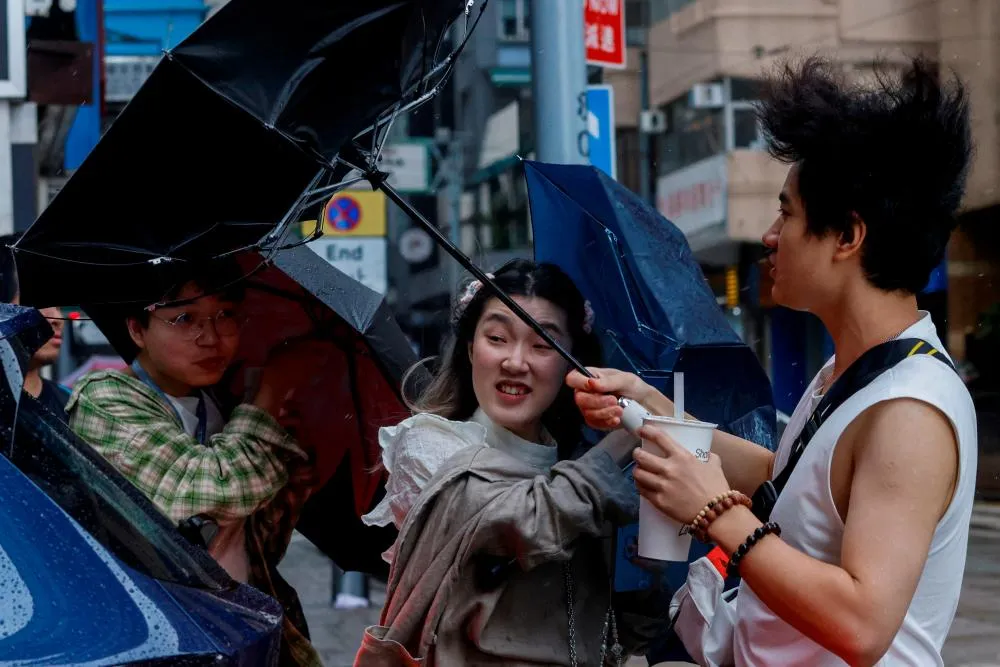 Ngập lụt nghiêm trọng ở Hong Kong vì bão Koinu