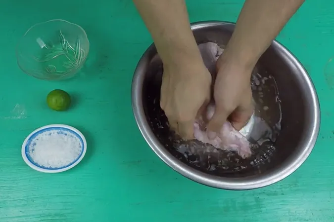 How to clean pig intestines to be white and fragrant, and crispy 3