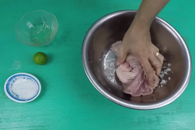 How to clean pig intestines to be white and fragrant, and crispy 4