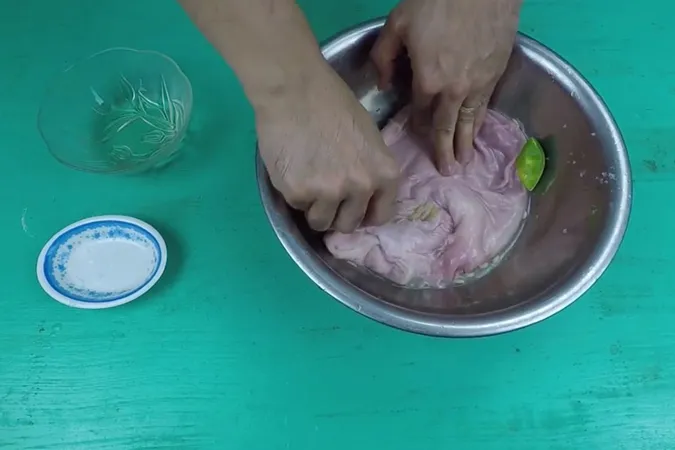 How to clean pig intestines to be white and fragrant, and crispy 5
