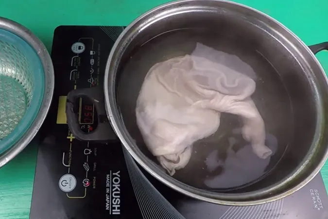 How to clean pig intestines to be white and fragrant, and crispy 6