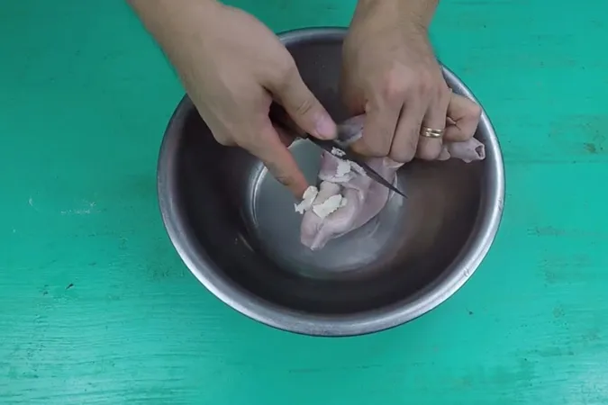 How to clean pig intestines to be white and fragrant, and crispy 7