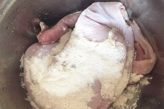 How to clean pig intestines to be white and fragrant, and crispy 1