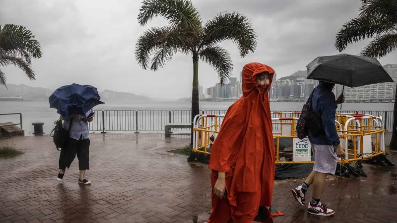 Trung Quốc: Hong Kong nâng cảnh báo về bão Koinu lên gần mức cao nhất 1