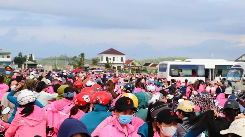 Điểm tin trưa: Lãi suất ngân hàng liên tục giảm | Tăng tiền ăn, thưởng cho 5.000 công nhân ngừng việc 3