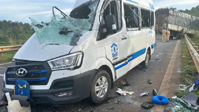 Vụ tai nạn 13 người thương vong: Tạm giữ tài xế xe tải 1