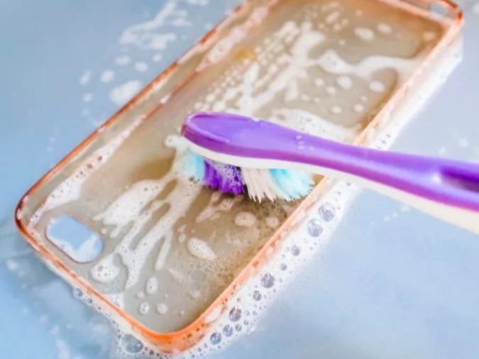 10 Super Effective Ways to Clean Phone Cases at Home 2