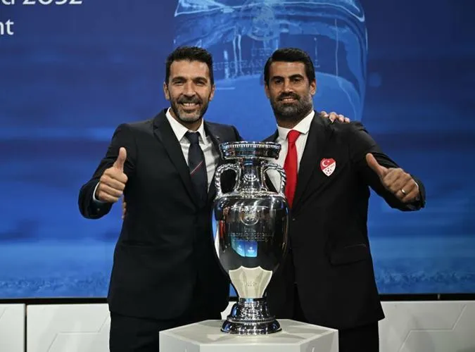 Đội hình 11 ngôi sao giải nghệ trong năm 2023: Có Fabregas, Hazard | Ozil lên làm 