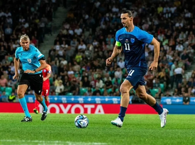 Đội hình 11 ngôi sao giải nghệ trong năm 2023: Có Fabregas, Hazard | Ozil lên làm 