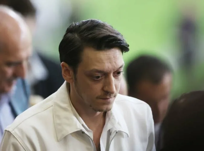 Đội hình 11 ngôi sao giải nghệ trong năm 2023: Có Fabregas, Hazard | Ozil lên làm 