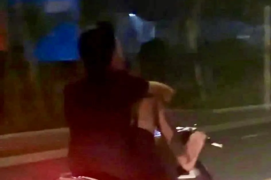 lái xe bằng chân