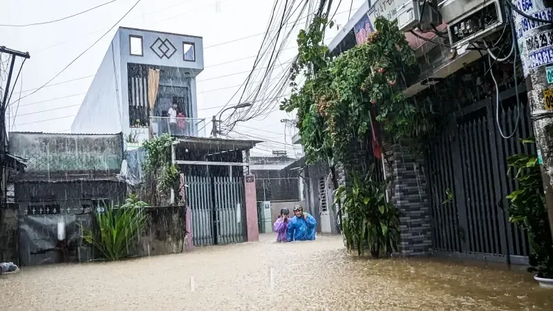 Lần đầu tiên trong lịch sử cảnh báo rủi ro thiên tai cấp 4 tại Huế - Đà Nẵng 1