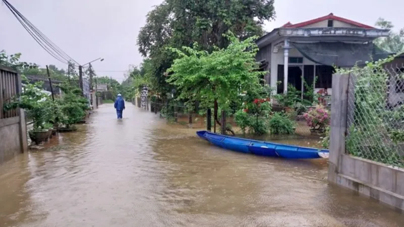 Miền Trung: Hai người chết, nhiều tuyến đường, nhà dân bị ngập sâu do mưa lớn 1