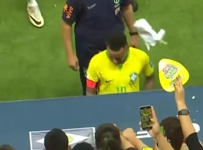 VIDEO: Neymar phát rồ khi bị CĐV Brazil ném vật thể lạ vào đầu 1