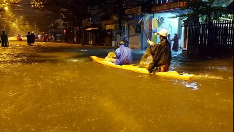 Đà Nẵng mưa lớn, sơ tán người dân trong đêm tránh lũ 1