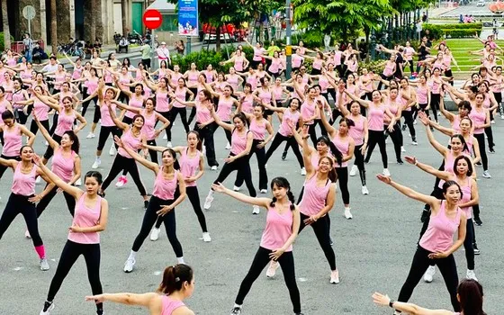 Đồng diễn Aerobic ở trung tâm Thành phố kỷ niệm Ngày Phụ nữ Việt Nam