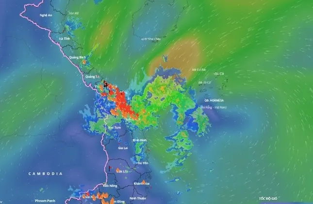 Vùng áp thấp trên Biển Đông tiến sát miền Trung, mưa lũ diễn biến phức tạp 1