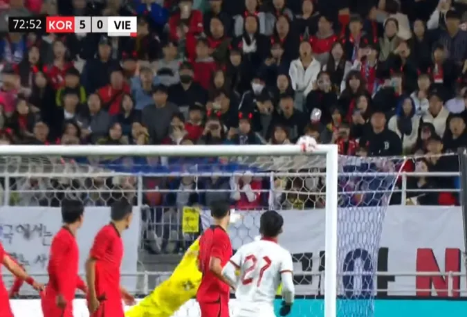 Khuất Văn Khang sút bóng vào cột dọc.