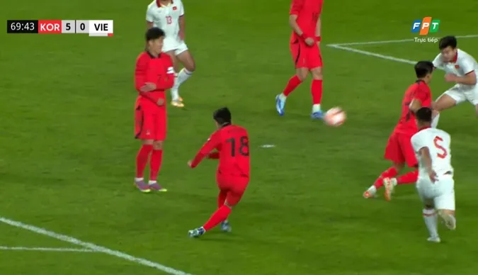 Lee Kang Il cứa lòng nâng tỷ số lên 5-0.