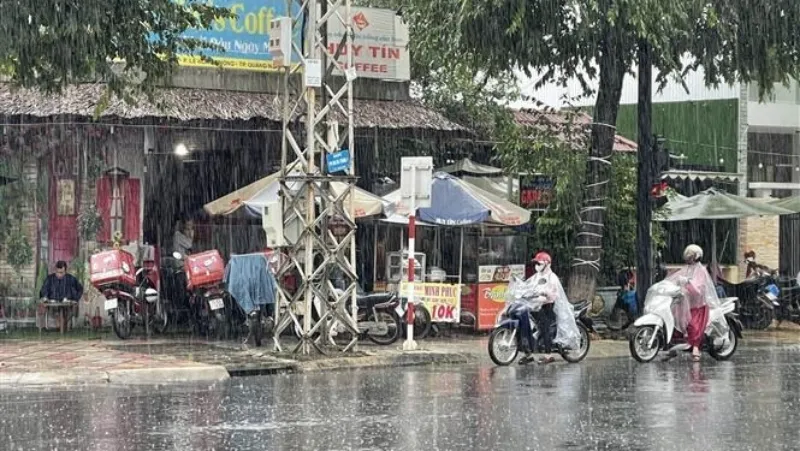 Vùng áp thấp di chuyển chậm, mưa kéo dài tại khu vực miền Trung 1