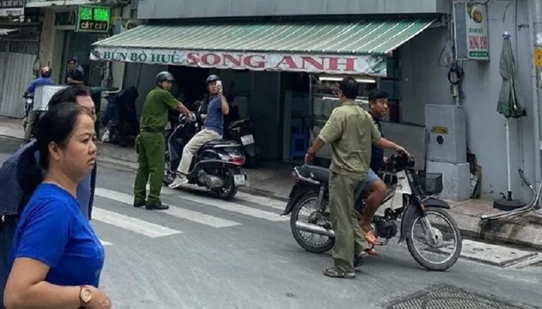 Điểm tin sáng 17/10: Thanh niên khỏa thân rượt chém nhiều người | Nữ lao công trả lại trăm triệu nhặt được 3