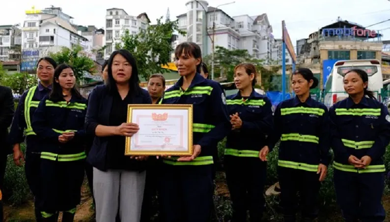 Điểm tin sáng 17/10: Thanh niên khỏa thân rượt chém nhiều người | Nữ lao công trả lại trăm triệu nhặt được 1