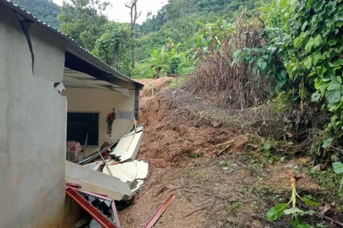 Điểm tin trưa 18/10: Giáo viên đánh gãy ngón tay học sinh bị kỷ luật | Sạt lở núi làm sập phòng học ở Quảng Nam 4