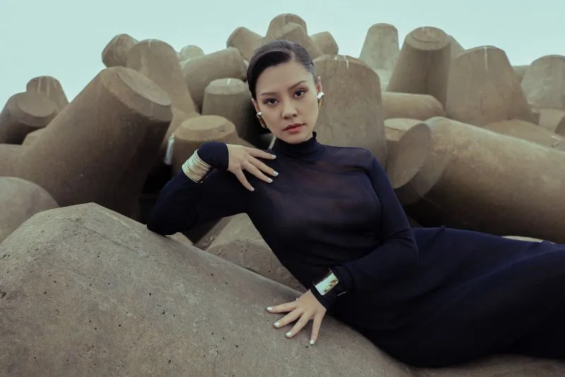 Bóc giá trang phục của Bùi Lan Hương trong MV mới, sang trọng, quý phái nhưng 