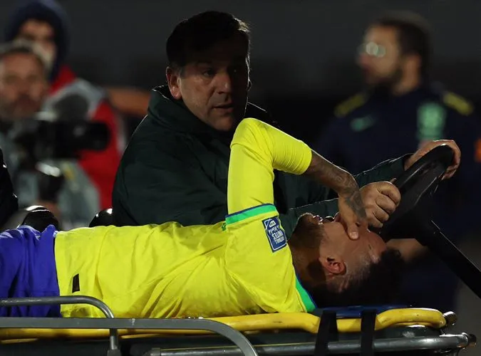 VIDEO: Neymar chấn thương nghiêm trọng, khóc nức nở trên cáng lúc rời sân 1