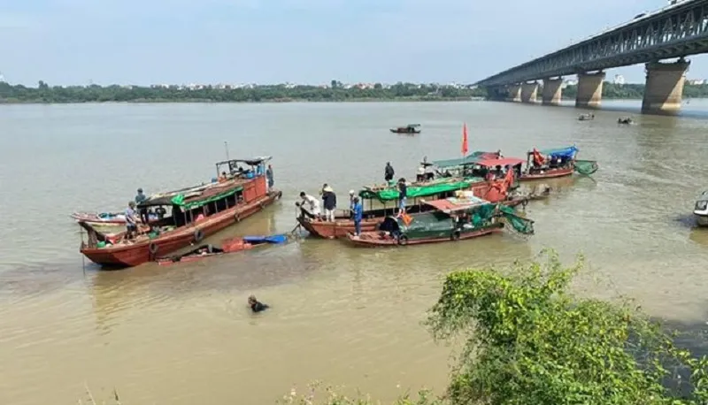 Sà lan và thuyền đánh cá va chạm, một người tử vong 1