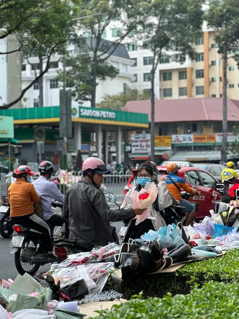 Đường phố TPHCM ngập tràn sắc hoa mừng ngày 20/10 7