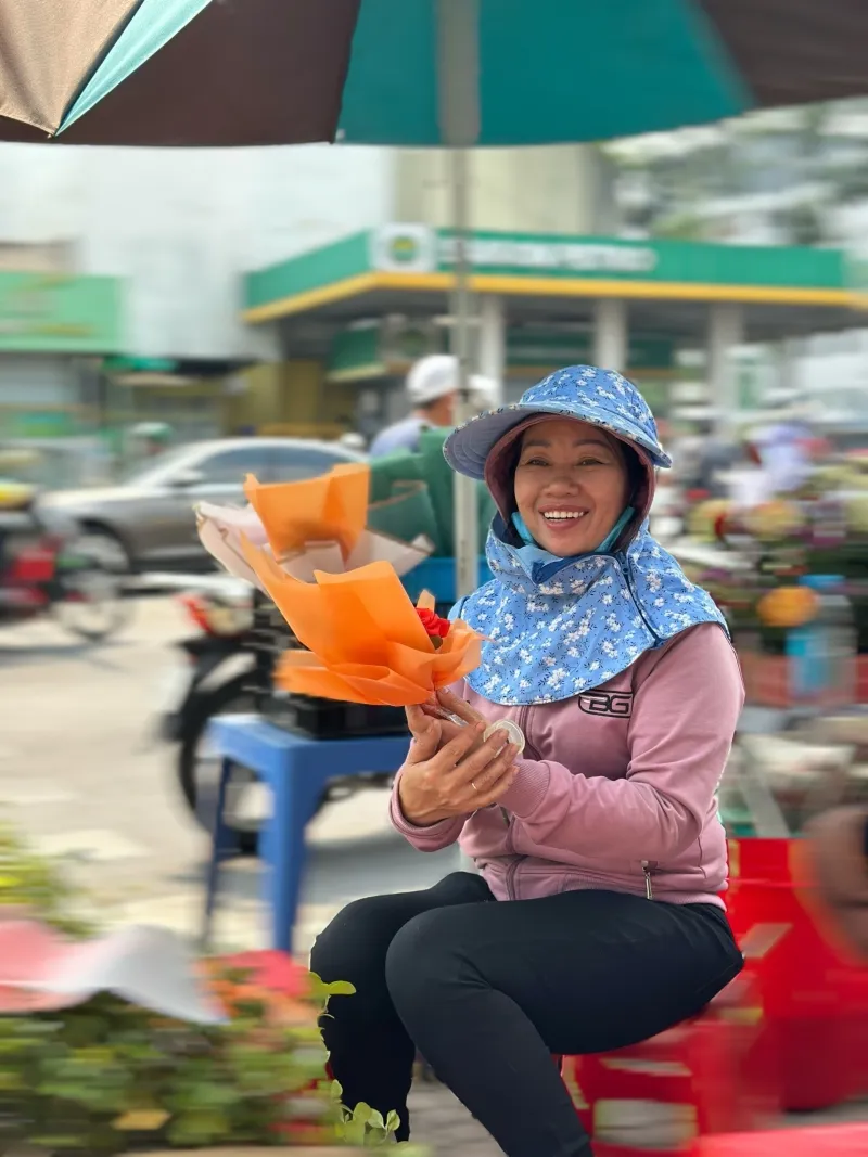 Đường phố TPHCM ngập tràn sắc hoa mừng ngày 20/10 5